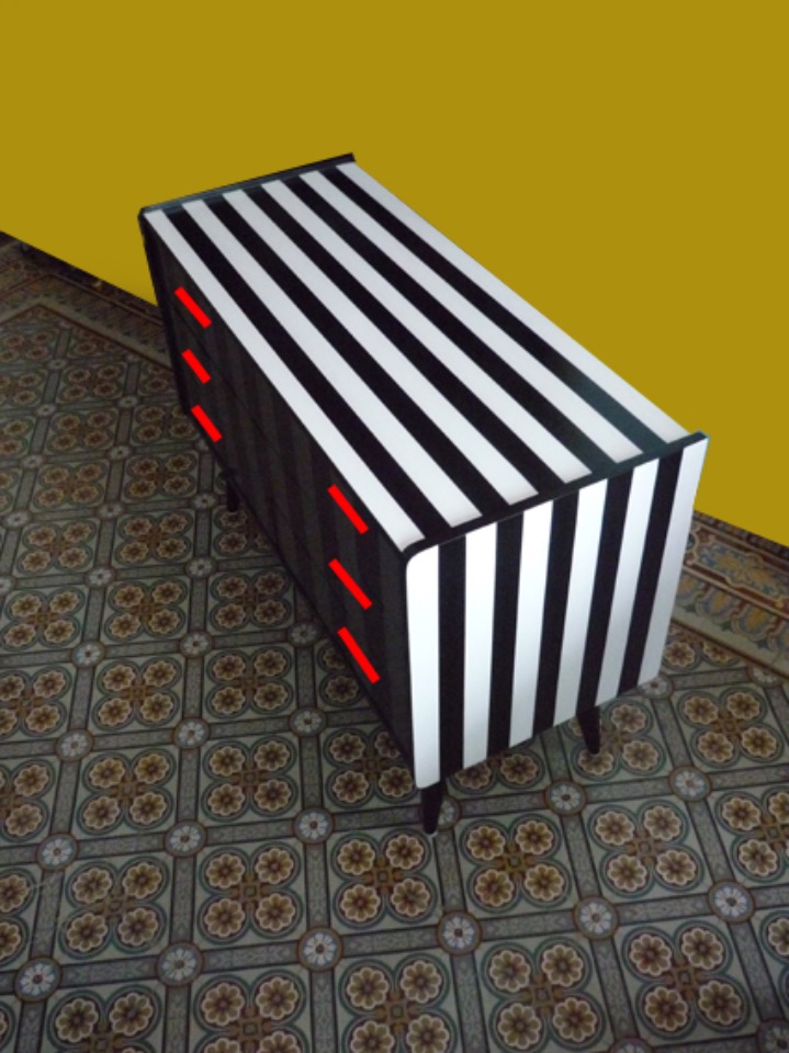 Commode Rayée N/B     475€