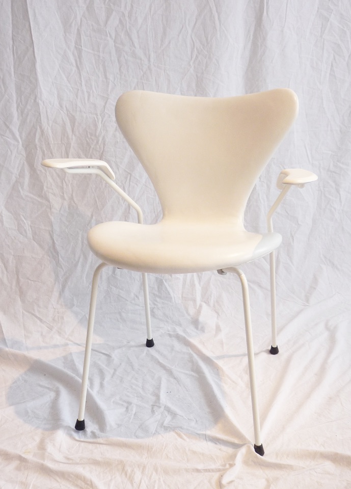 mod.  3107  Arne Jacobsen  cuir blanc  380€