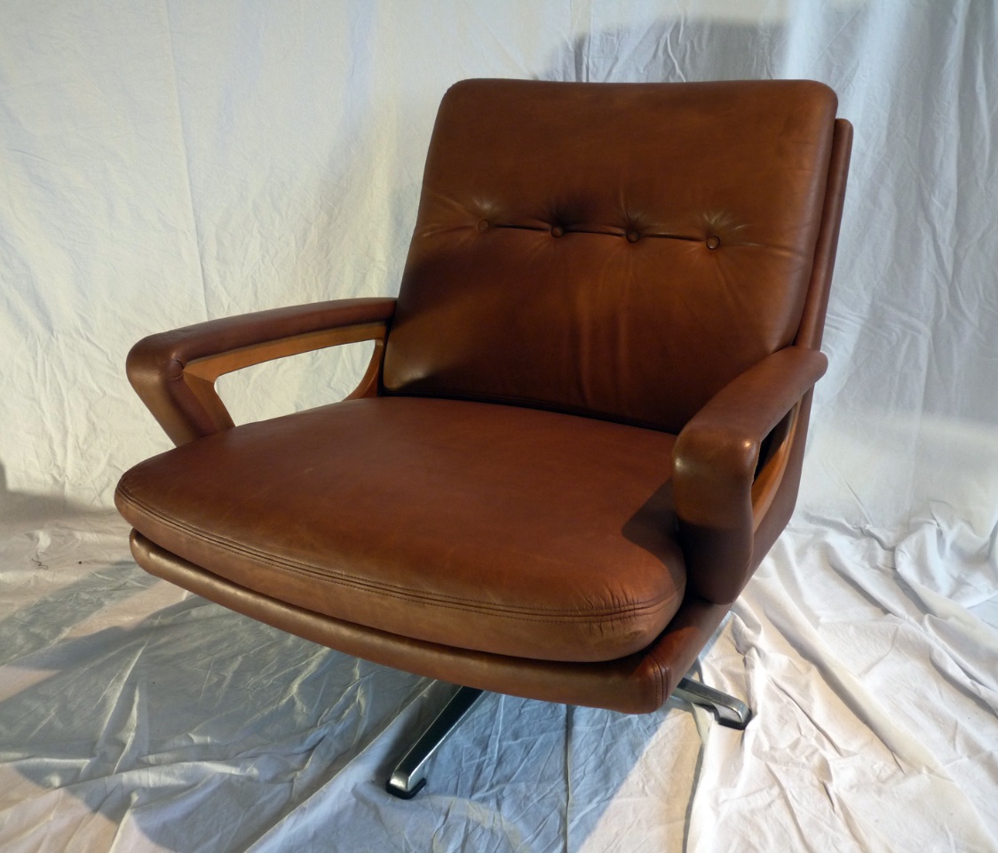 Fauteuil  cuir tabac (2 dispo)  780€