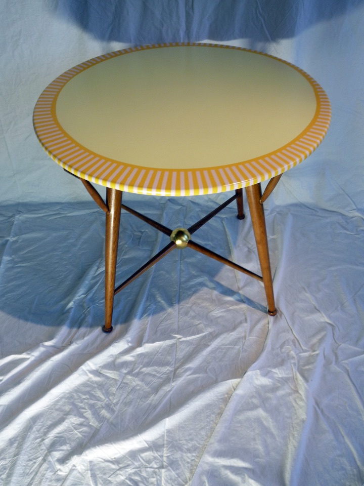 table d'appoint décor rayé + or  430€